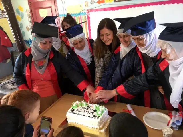 Van'da okuma yazmayı öğrenen kadınlar cübbe giyip mezuniyet sevinci yaşadı