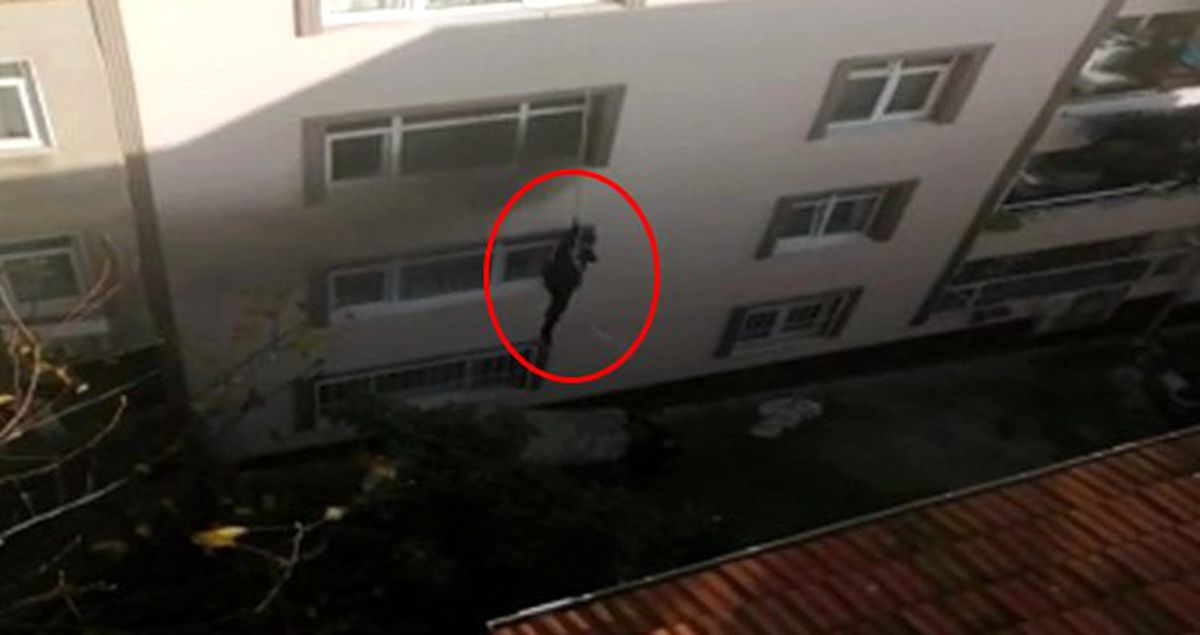Yangında mahsur kalan hamile kadın, ip yardımıyla kurtarıldı