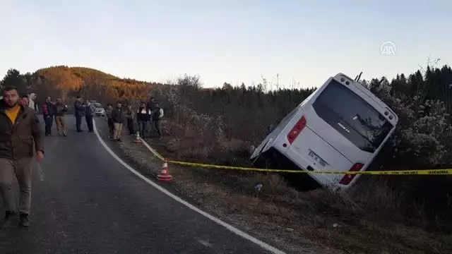 Yolcunun sürücünün üzerine düşmesi sonucu otobüs devrildi