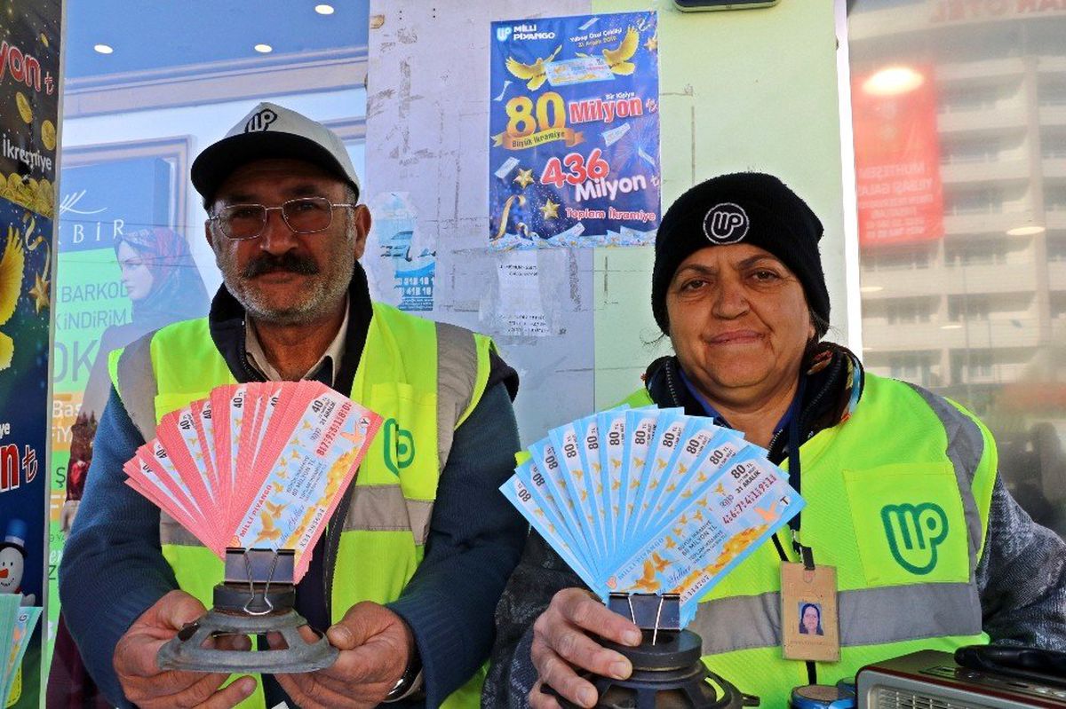 Vatandaşlar, iki yıl önce 61 milyon liranın isabet ettiği bileti satan bayiye akın ediyor