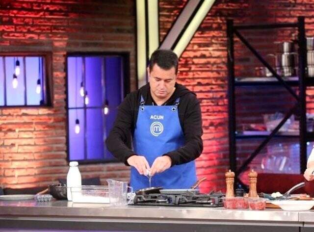 Acun Ilıcalı, konuk olduğu MasterChef stüdyosunda temizlik yaptı