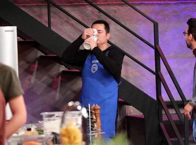 Acun Ilıcalı, konuk olduğu MasterChef stüdyosunda temizlik yaptı