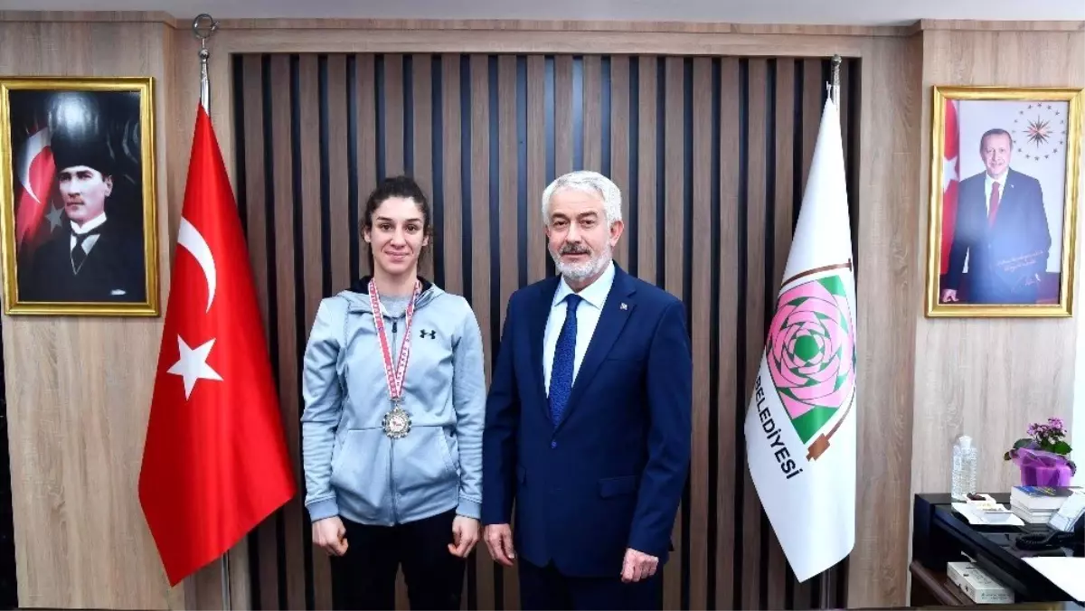 Başkan Başdeğirmen, Milli Boksörü altınla ödüllendirdi