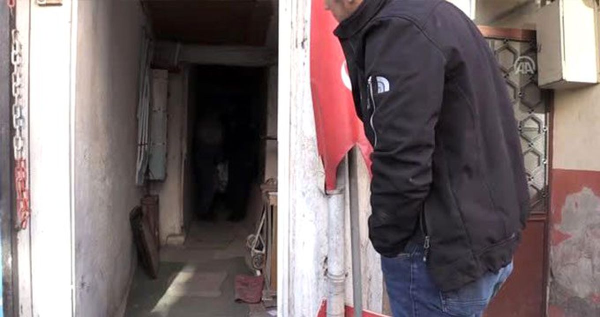 Yedek anahtarla kapıyı açan ev sahibi korkunç manzarayla karşılaştı! Çuvalın içine konmuş ve çürümüş ceset bulundu