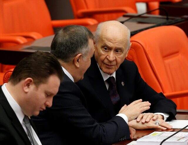 Bütçe görüşmelerinin son gününde Bahçeli'nin HDP'li başkanlara bakışı dikkat çekti