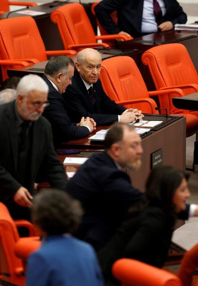 Bütçe görüşmelerinin son gününde Bahçeli'nin HDP'li başkanlara bakışı dikkat çekti