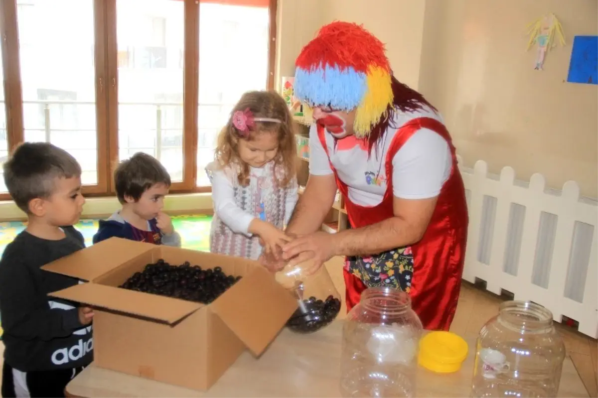 Çocuklar, palyaço ile sele zeytini yaptılar