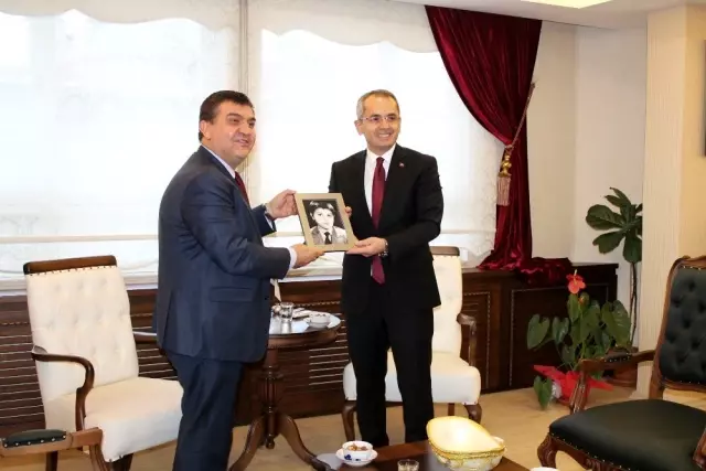 Dışişleri Bakan Yardımcısı Kaymakçı'dan Kaymakamlık ve Belediyeye ziyaret Dışişleri Bakan Yardımcısı Kaymakçı'dan Kaymakamlık ve Belediyeye ziyaret
