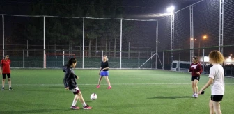 Futbol turnuvasında genç kızlar top koşturdu