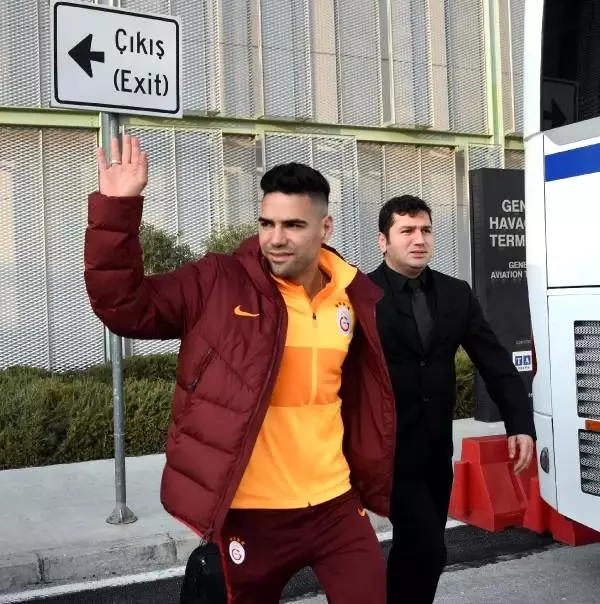 Galatasaray'a İzmir'de coşkulu karşılama Galatasaray'a İzmir'de coşkulu karşılama