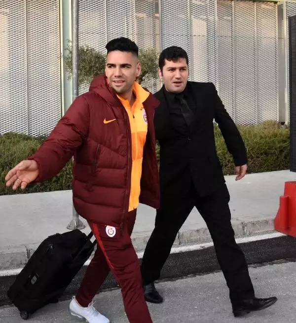 Galatasaray'a İzmir'de coşkulu karşılama Galatasaray'a İzmir'de coşkulu karşılama