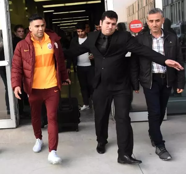 Galatasaray'a İzmir'de coşkulu karşılama Galatasaray'a İzmir'de coşkulu karşılama