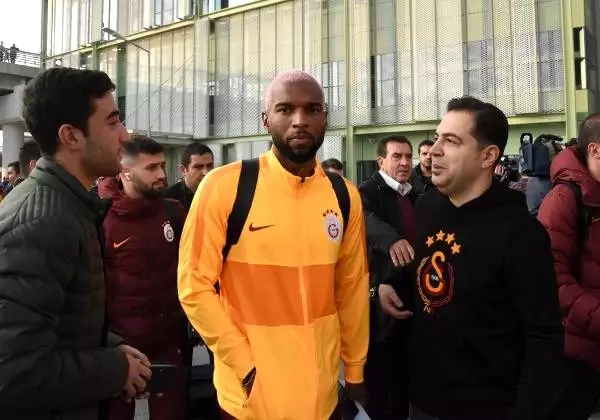 Galatasaray'a İzmir'de coşkulu karşılama Galatasaray'a İzmir'de coşkulu karşılama