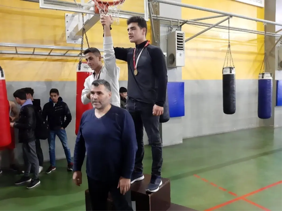 Genç Boksörler Okullar Arası İl Birinciliğinde Ringe Çıktı