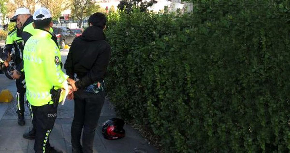Kadıköy'de denetimden kaçan motosikletli gaza bastı, polisi 10 metre sürükledi