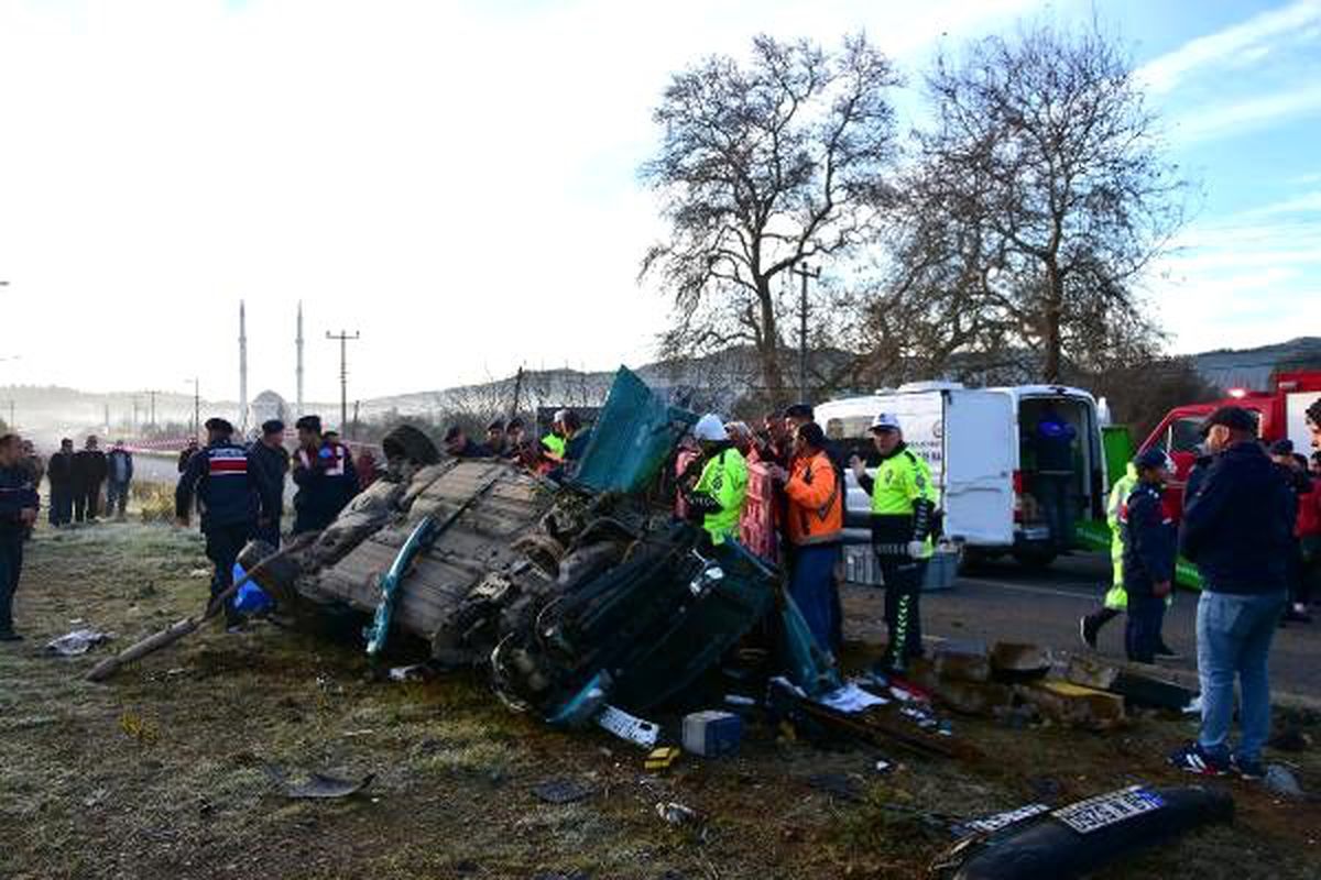 Kamyon çarpan otomobildeki çift yaşamını yitirdi
