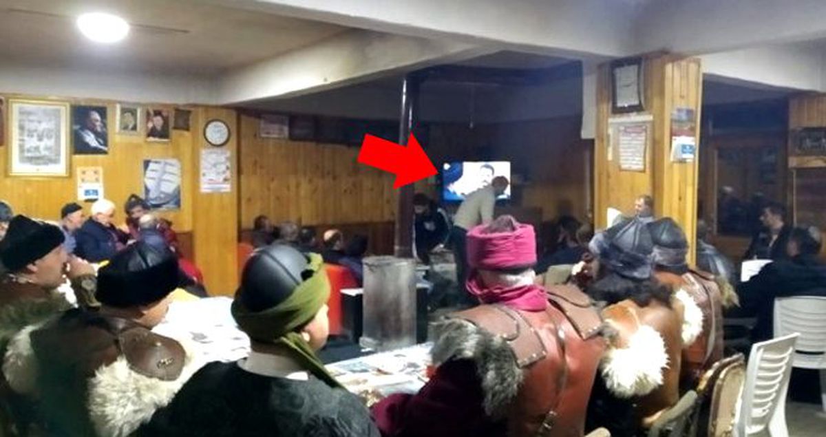 Kuruluş Osman dizisini alp kıyafeti giyip kılıç kuşanarak izliyorlar