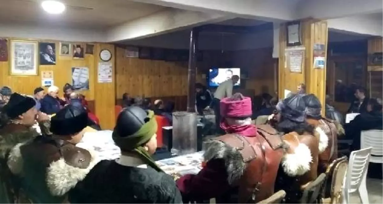 Mahalleli, televizyon dizisini özel kostümler giyip kılıç kuşanarak izliyor