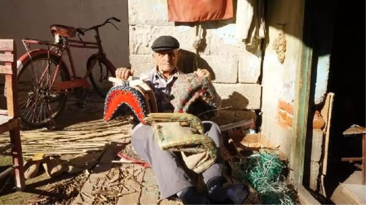 62 yaşındaki usta, yok olmaya başlayan mesleğini semer yaparak yaşatıyor