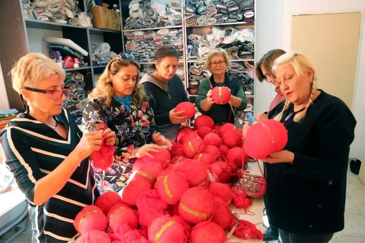 Mezitli'nin yılbaşı süslemeleri gönüllülerden