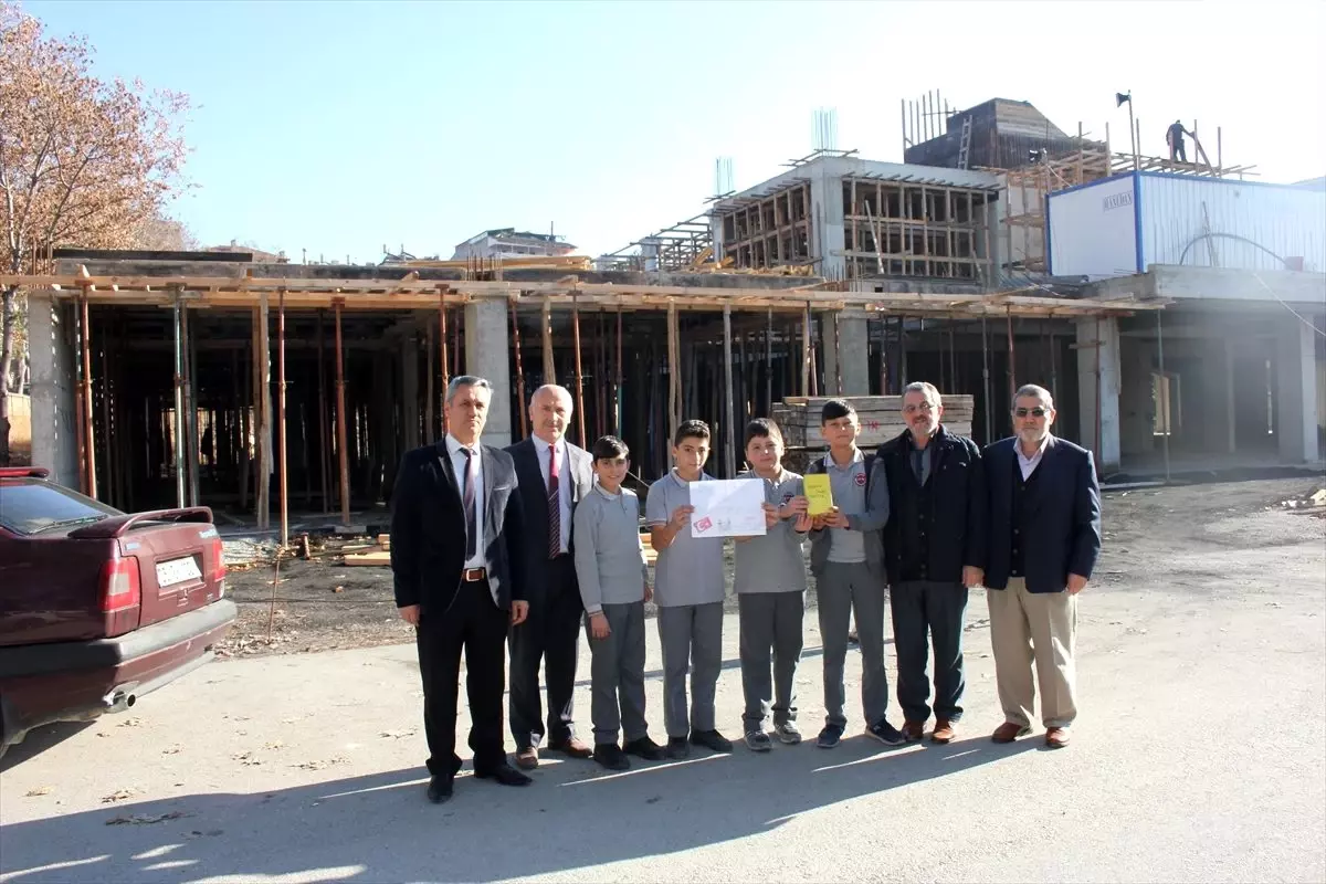 Öğrenciler harçlıklarını cami inşaatı için bağışladı