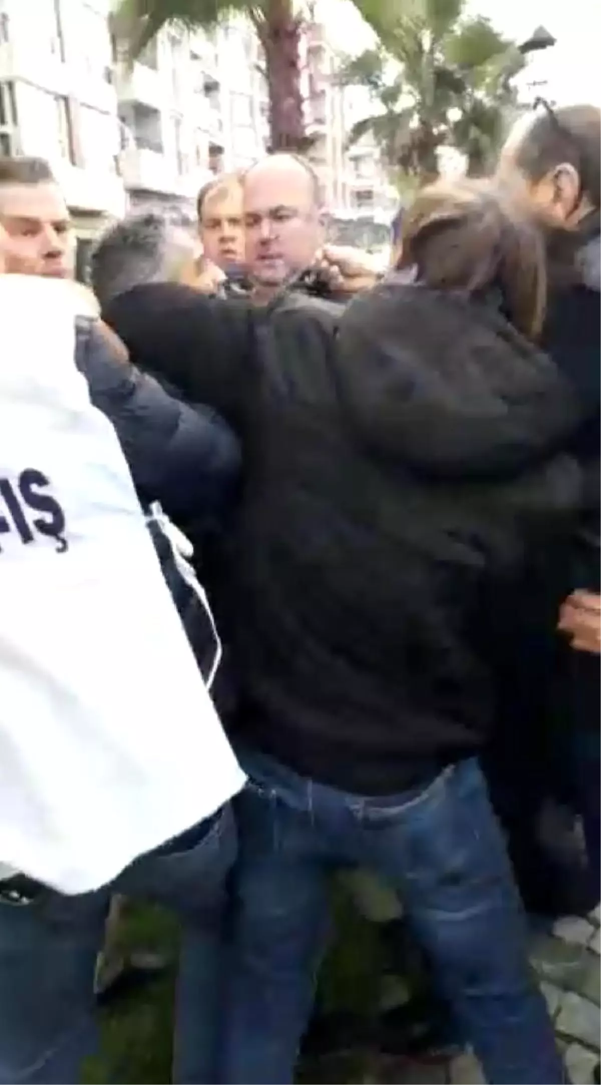 Sendika üyeleriyle belediye görevlileri arasında arbede