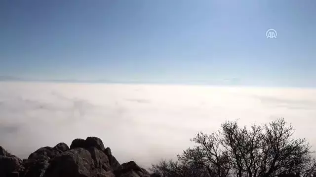 Tarihi mahallede sis manzarası