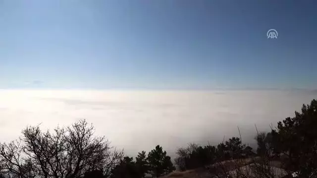 Tarihi mahallede sis manzarası