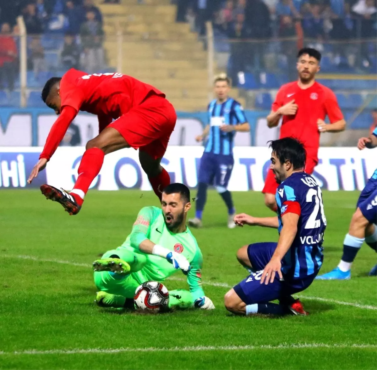 TFF 1. Lig: Adana Demirspor: 3 - Ümraniyespor: 0 (İlk yarı sonucu)
