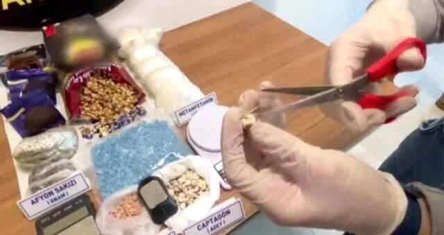 Uyuşturucuyu şeker kaplı kuruyemişin içine saklamışlar