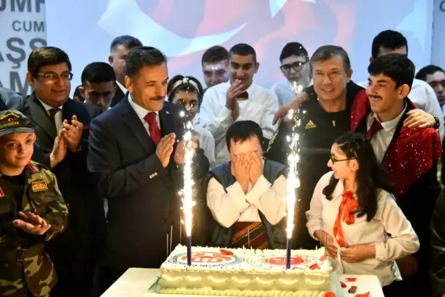 Vali Kaymak ve Tanju Çolak özel öğrencilerle halay çekti