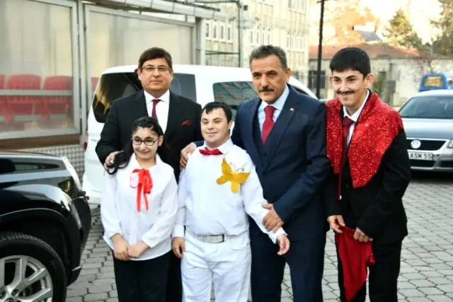 Vali Kaymak ve Tanju Çolak özel öğrencilerle halay çekti