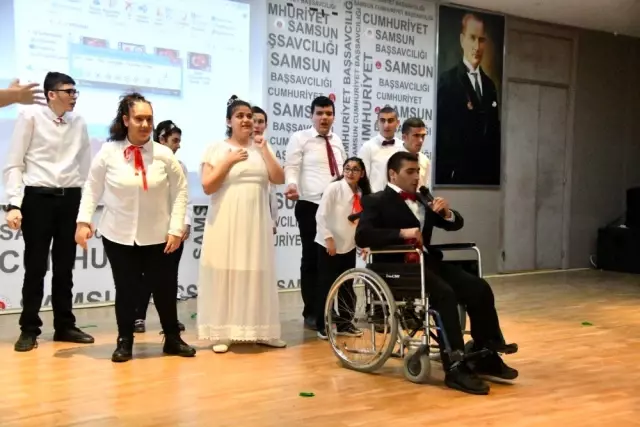 Vali Kaymak ve Tanju Çolak özel öğrencilerle halay çekti