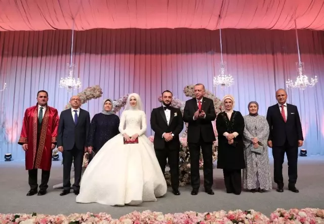 Cumhurbaşkanı Erdoğan, Bakan Turhan'ın oğlunun nikah şahidi oldu Cumhurbaşkanı Erdoğan, Bakan Turhan'ın oğlunun nikah şahidi oldu