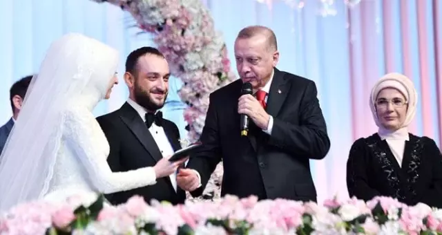 Cumhurbaşkanı Erdoğan, Bakan Turhan'ın oğlunun nikahında şahitlik yaptı Cumhurbaşkanı Erdoğan, Bakan Turhan'ın oğlunun nikahında şahitlik yaptı