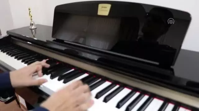 Görme engelli çocukları için ailece müzisyen oldular