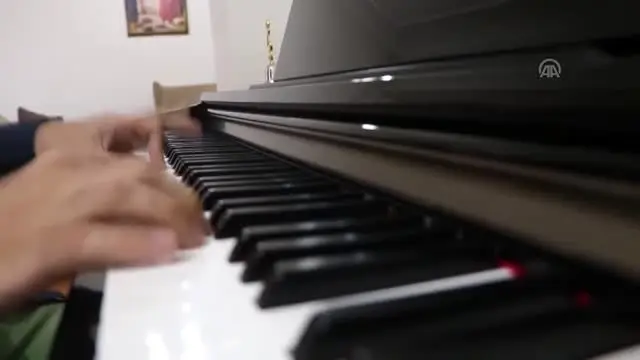 Görme engelli çocukları için ailece müzisyen oldular