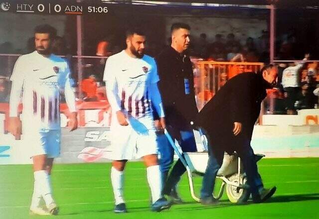 Hatayspor-Adanaspor maçında saha zemini çökünce dışarıdan el arabasıyla kum getirdiler