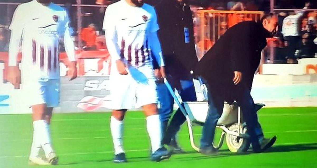 Hatayspor-Adanaspor maçında saha zemini çökünce dışarıdan el arabasıyla kum getirdiler