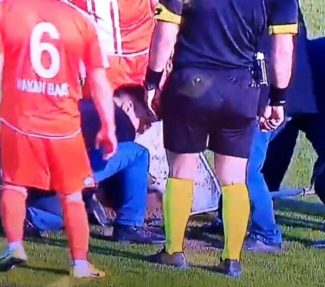 Hatayspor-Adanaspor maçında saha zemini çökünce dışarıdan el arabasıyla kum getirdiler
