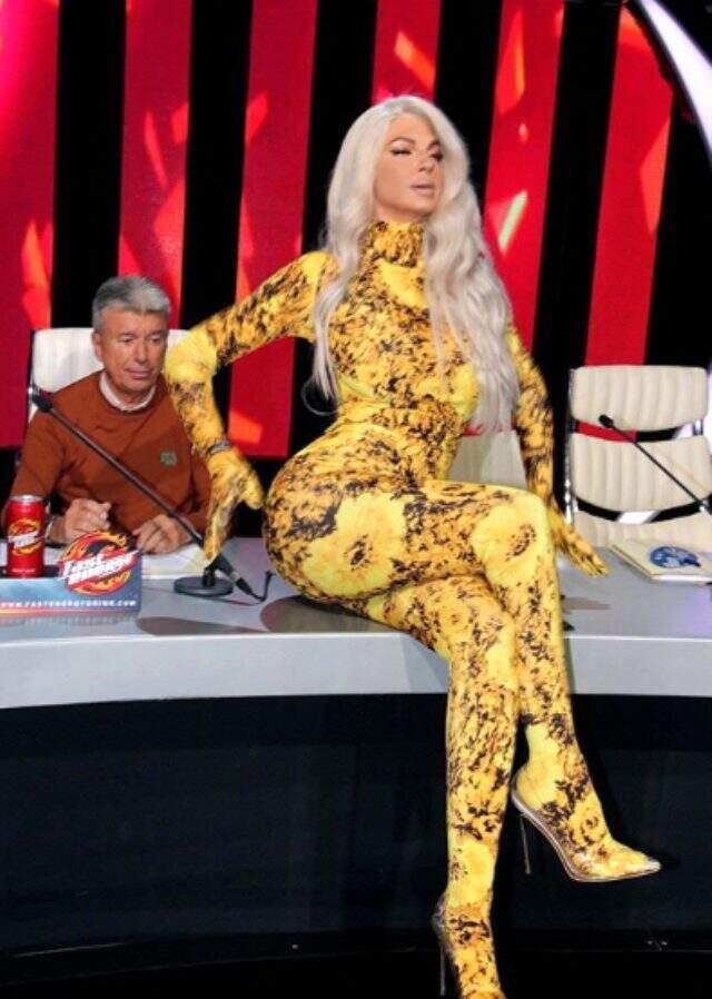 Jelena Karleusa'nın iç çamaşırlı Noel pozu nefes kesti