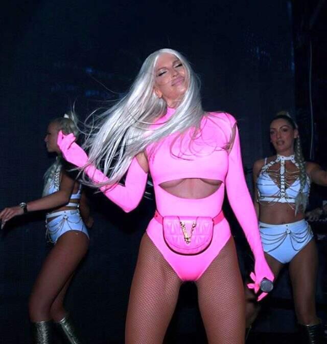 Jelena Karleusa'nın iç çamaşırlı Noel pozu nefes kesti