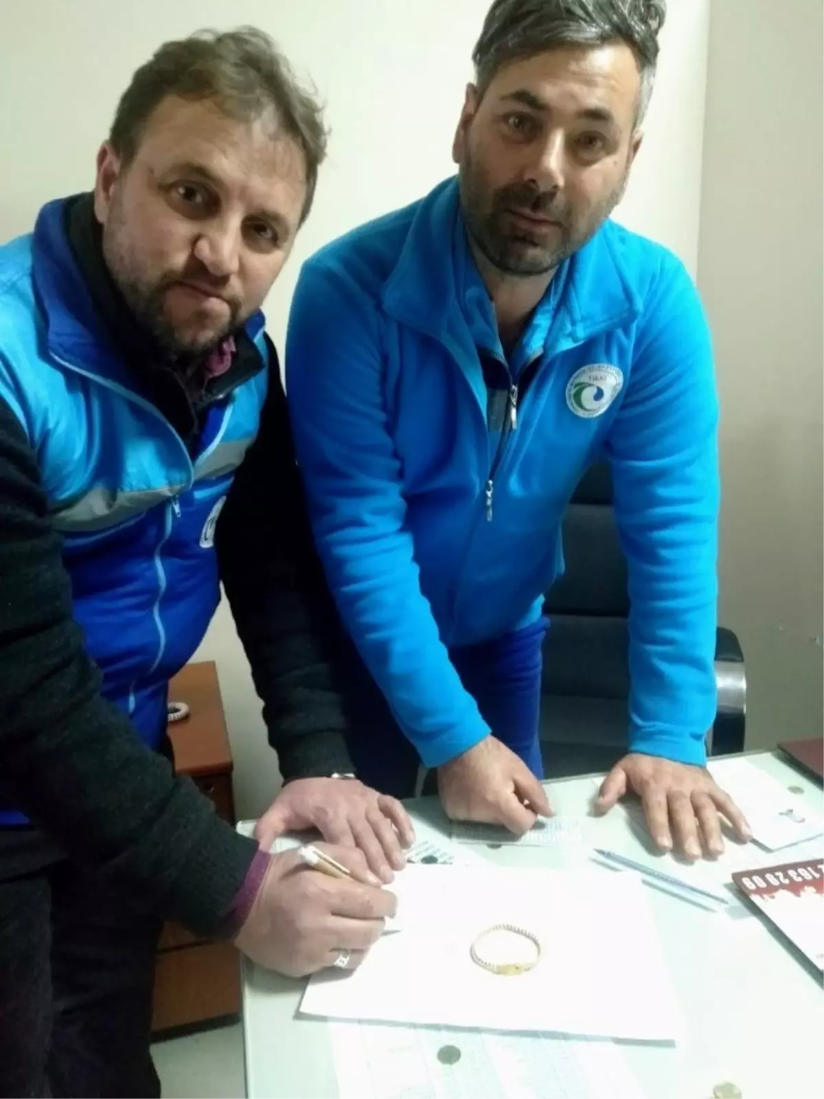 Kanalizasyonda buldukları altını polise teslim ettiler