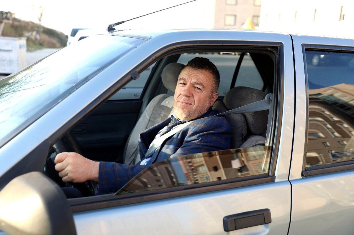 Kendisine ceza yazdırmak için 1 saat trafik polisi aradı