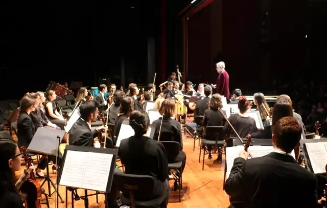 Orkestra şefi olan belediye başkanı heyecanlanınca renkli görüntüler oluştu Orkestra şefi olan belediye başkanı heyecanlanınca renkli görüntüler oluştu