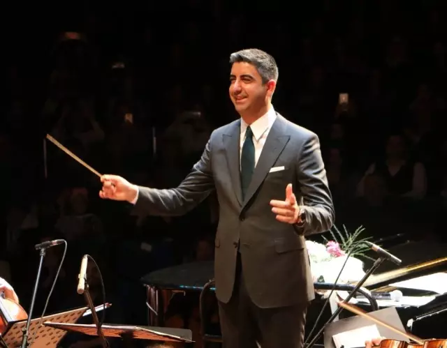 Orkestra şefi olan belediye başkanı heyecanlanınca renkli görüntüler oluştu Orkestra şefi olan belediye başkanı heyecanlanınca renkli görüntüler oluştu