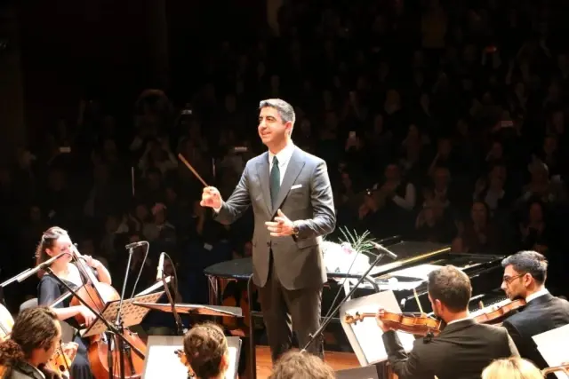 Orkestra şefi olan belediye başkanı heyecanlanınca renkli görüntüler oluştu Orkestra şefi olan belediye başkanı heyecanlanınca renkli görüntüler oluştu