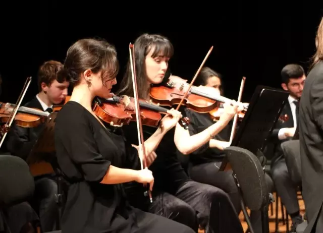 Orkestra şefi olan belediye başkanı heyecanlanınca renkli görüntüler oluştu Orkestra şefi olan belediye başkanı heyecanlanınca renkli görüntüler oluştu