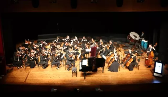 Orkestra şefi olan belediye başkanı heyecanlanınca renkli görüntüler oluştu Orkestra şefi olan belediye başkanı heyecanlanınca renkli görüntüler oluştu