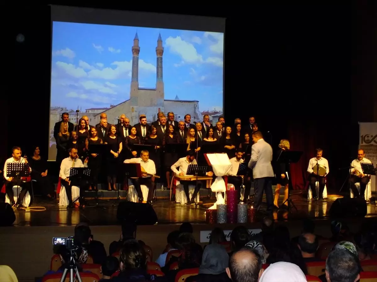 Sivas'ta 'Türk Müziği Korosu' konser verdi
